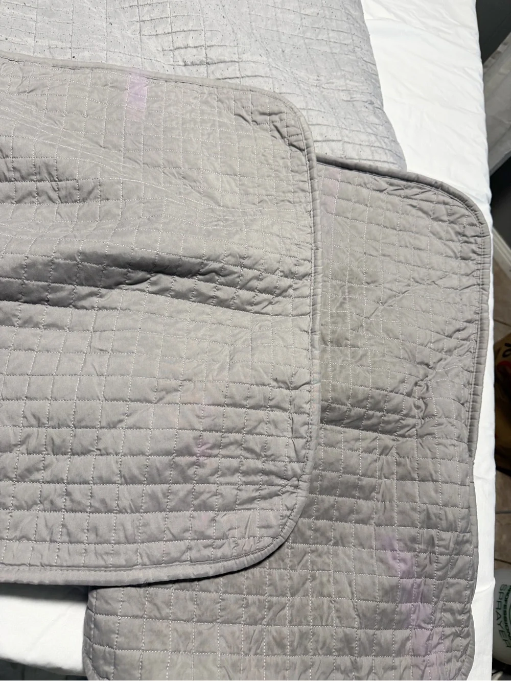 Gray Quilted Bedspread – Modern Lightweight Comfort